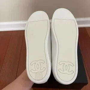 Chanel38サイズ NWB CHANEL WHITE & BEIGE LEATHER CC LOGO ESPADRILLE MULE